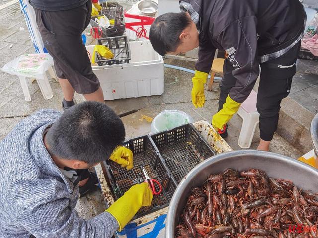 最适合吃虾的时间来了！小龙虾大降价，几乎对半砍