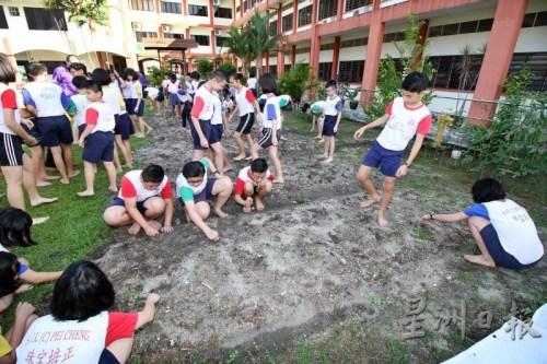 大马怡保一华小学生学农 亲身体验种植乐趣