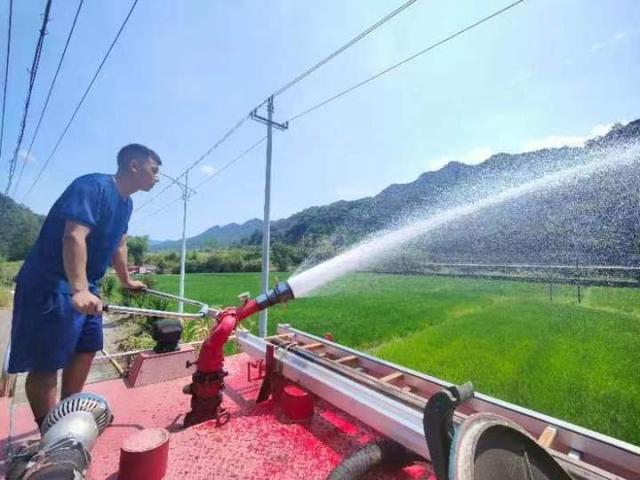 稻田、水蛭养殖场里的水蛭都快扛不住了，杭州消防员连续多日送去百吨水