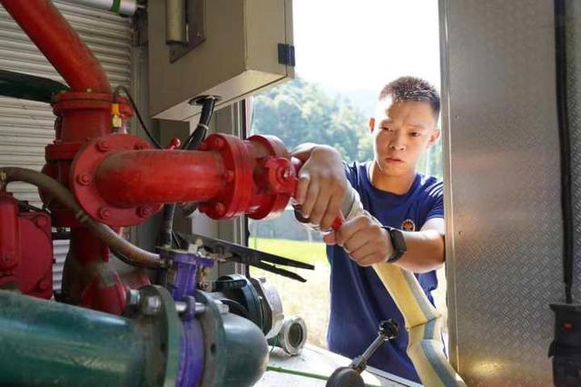 稻田、水蛭养殖场里的水蛭都快扛不住了，杭州消防员连续多日送去百吨水