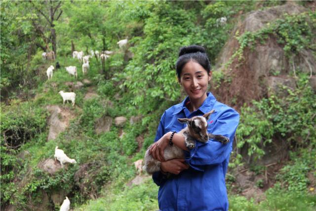 山村走进个女大学生，不甘寂寞吃糠咽菜，“疯狂”承包山场干养殖