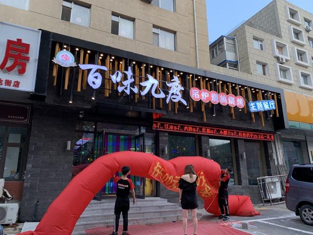 长春这家网红烧烤店吊炉鸽子才19块9贼香，还有歌手演绎气氛超棒