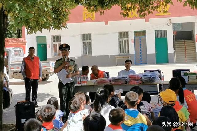 九龙镇裴营小学举行“爱心共读书屋”捐赠仪式暨张光付事迹报告会