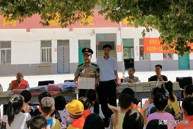 九龙镇裴营小学举行“爱心共读书屋”捐赠仪式暨张光付事迹报告会