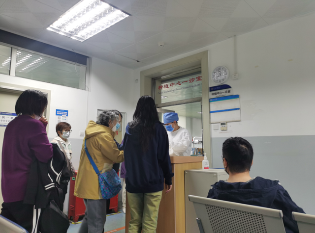 北京种植牙降价首日，口腔医院候诊室坐满患者，医保局提醒——