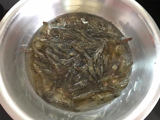 小河虾特色做法，不炒不煮，鲜美嫩滑，端上桌1斤虾嫌不够，真鲜