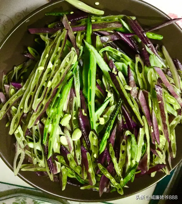 虽然已是深秋，这种紫袍梅豆依旧长势旺盛，摘来切丝炒肉，太好吃