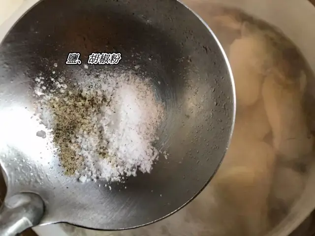 再炖松茸土鸡汤这次我用冻干松茸，新鲜度超高，成本就花了好几百