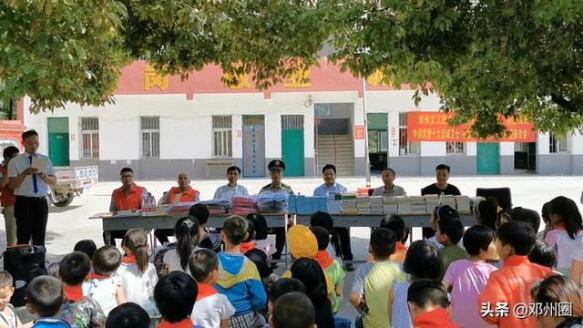 九龙镇裴营小学举行“爱心共读书屋”捐赠仪式暨张光付事迹报告会