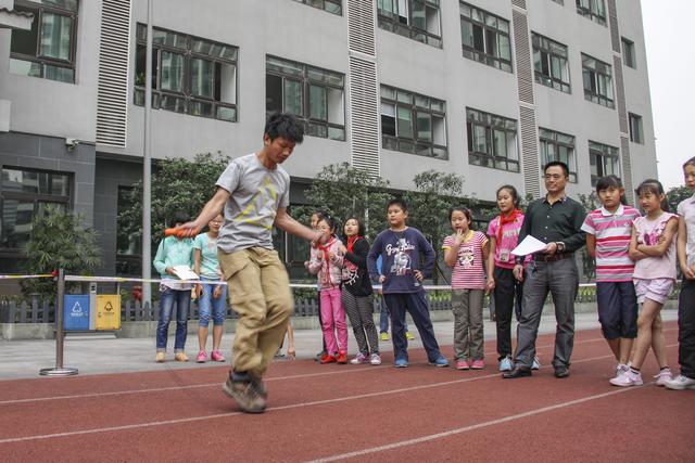 “父亲”的抉择——追记重庆市大渡口区育才小学教师王红旭