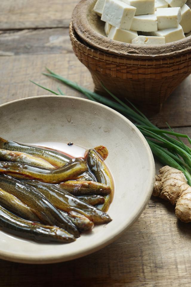 泥鳅钻豆腐真的只是传说，泥鳅炖豆腐才是一道菜，浓白软香滑嫩