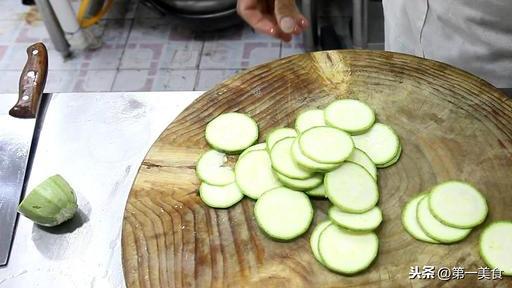 厨师长教你做肉馅酿西葫芦，端上桌食客都说好吃，快看是怎么做的