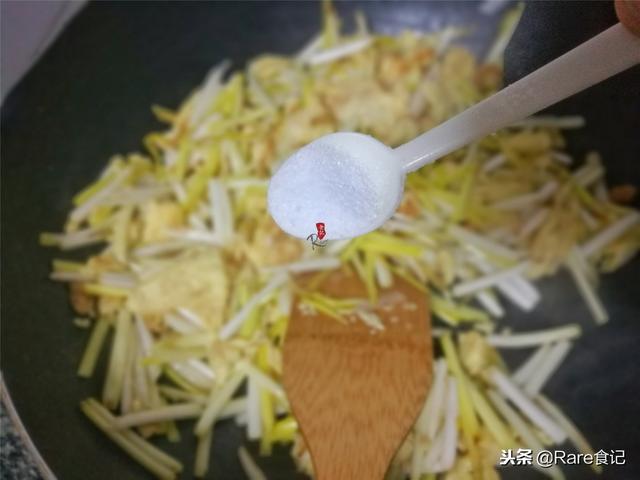 这菜我家常在晚餐做，因为有味怕影响环境，冬天三天两头炒一次