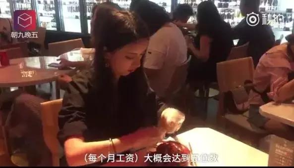 紫牛新闻：代剥小龙虾服务引质疑，店家：剥虾员男女都有