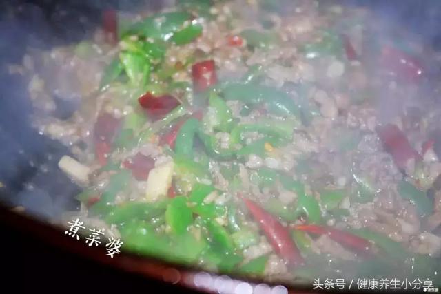 隔壁飘来炒菜香，老公闻到非要我做这个菜，一上桌麻辣鲜香被抢光