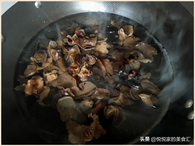 它是“天然补血菜”，女人有条件要多吃，简单一炒，营养高味道好