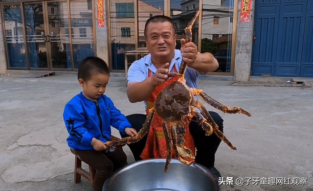 阿胖山：乡村大厨做美食赢得百万粉丝，爆红后带村民发家致富