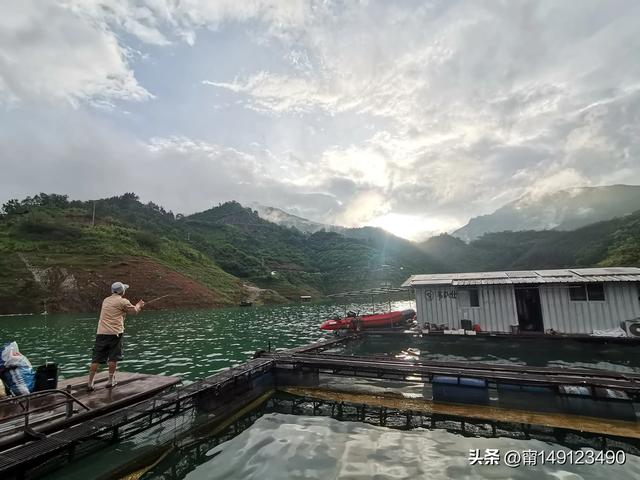 在广西天峨县的龙滩库区上，体验“钓友圣地”的最后“绝唱”。