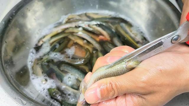 大厨教你做泥鳅好吃的做法，比饭店的还香，鲜嫩入味，太过瘾了