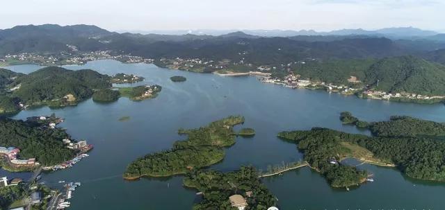 赏青山瀑布，住木屋民宿，重走湘军路，给自己放个假