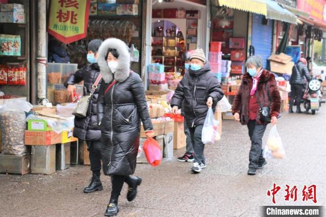 直击浙江绍兴年货市场：新春饰品热销 街巷 “兔味”渐浓