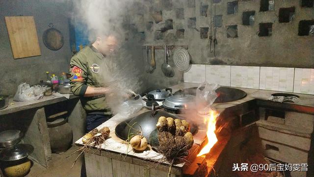 在地里挖了一个像脚板样的苕，今天拿它做晚餐，你吃过这个吗？