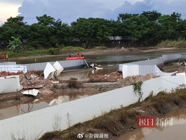 鳄鱼大逃亡！广东茂名一养殖场围墙崩塌，71条鳄鱼冲出水面