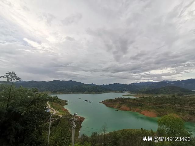 在广西天峨县的龙滩库区上，体验“钓友圣地”的最后“绝唱”。