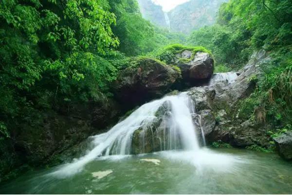 赏青山瀑布，住木屋民宿，重走湘军路，给自己放个假