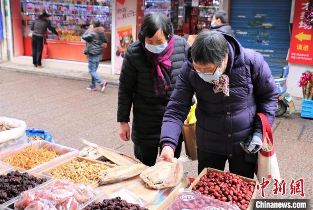 直击浙江绍兴年货市场：新春饰品热销 街巷 “兔味”渐浓