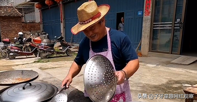 阿胖山：乡村大厨做美食赢得百万粉丝，爆红后带村民发家致富