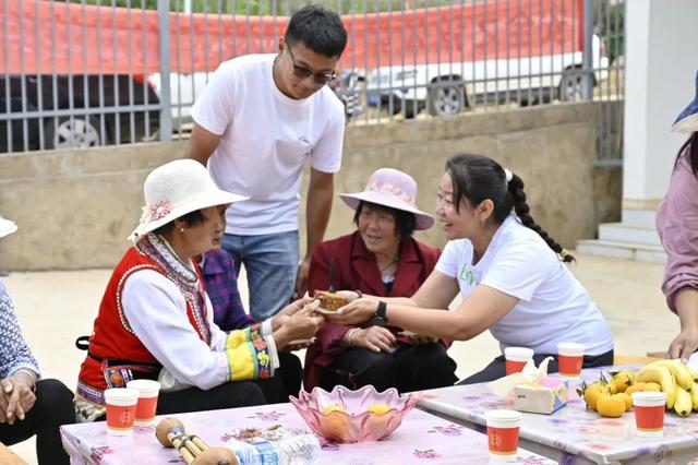 【网络中国节·重阳】“携手”关爱老年人 传承好家风