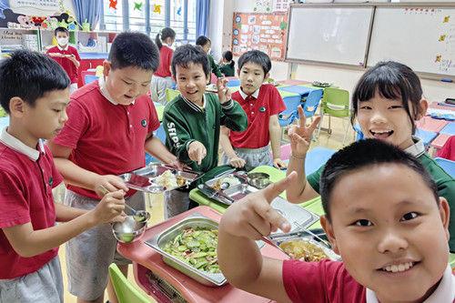 深圳外国语小学“青青葵园”小菜地迎来丰收季