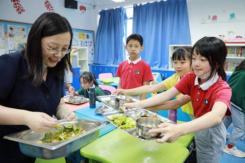 深圳外国语小学“青青葵园”小菜地迎来丰收季