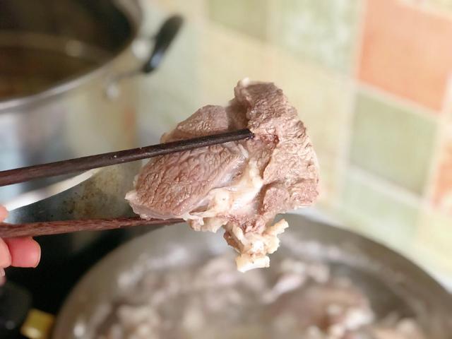 炖羊肉放什么调料？西安羊肉泡馍说：3味调料足矣，专克羊膻味