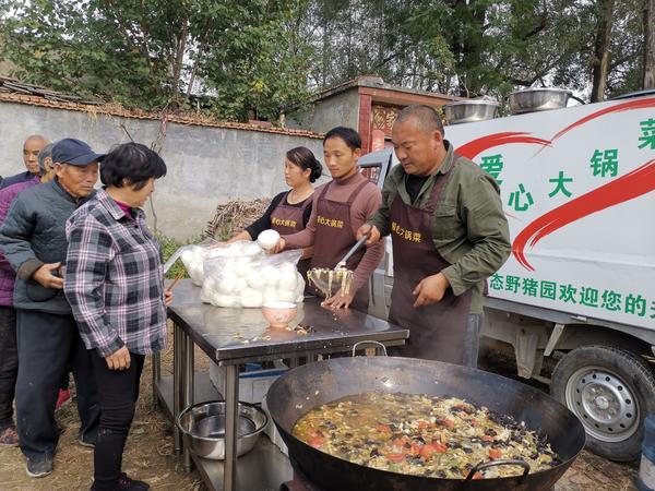 每天一个村！周口3村民发起爱心行动，给留守老人做大锅菜