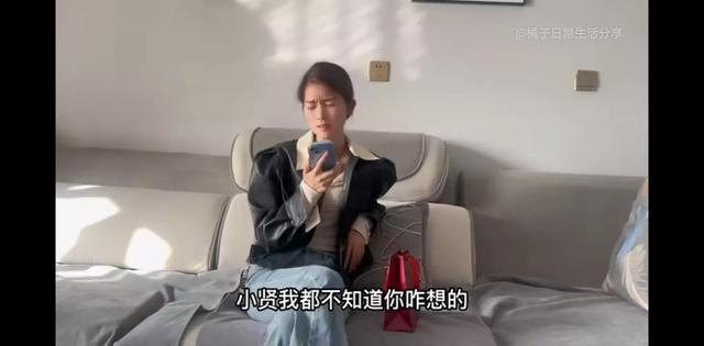 小贤把项链挂在橘子家门口，橘子推脱一番后被小贤强迫送上。