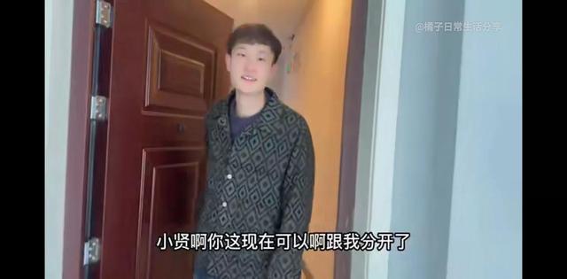 小贤把项链挂在橘子家门口，橘子推脱一番后被小贤强迫送上。