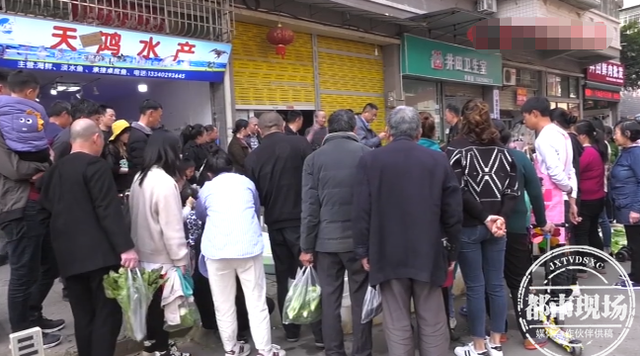 3条活鳄鱼现身菜市场，引来众人围观！商家：人工养殖的