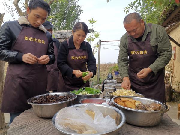 每天一个村！周口3村民发起爱心行动，给留守老人做大锅菜