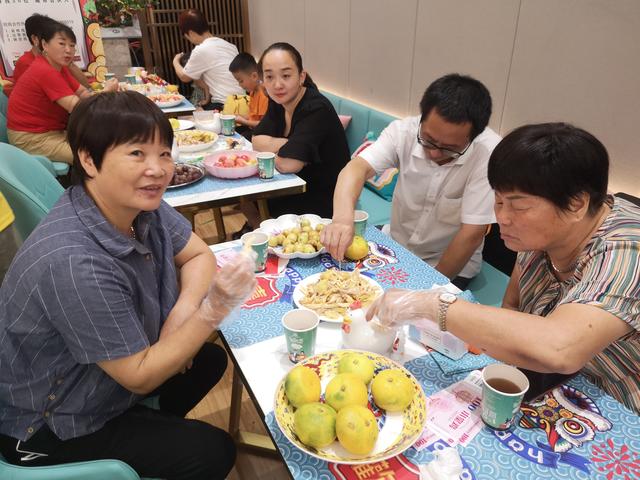 一只鸡引爆一座城！网红小皇鸡 终于有了全球首家线下会员体验店