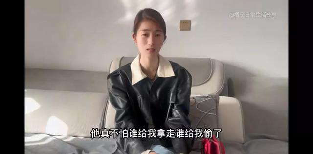 小贤把项链挂在橘子家门口，橘子推脱一番后被小贤强迫送上。