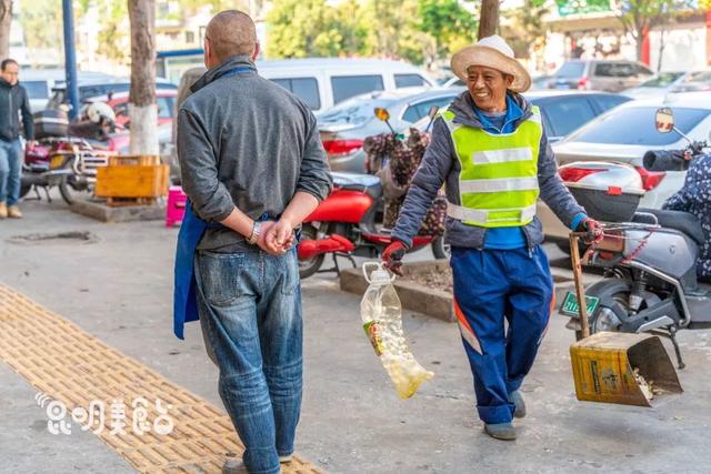 昆明殿堂级小锅米线，二十年老字号，宝马男开车1小时去吃