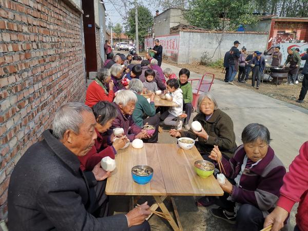 每天一个村！周口3村民发起爱心行动，给留守老人做大锅菜