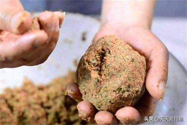 钓鱼不知道选啥饵？试试颗粒饲料，这些配方通杀鲫草鲤