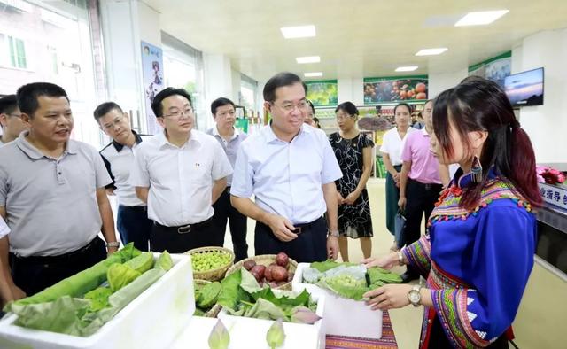 郭锋深入“三连”地区遍访贫困户，现场出谋划策，商讨脱贫致富项目……