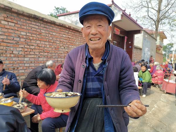 每天一个村！周口3村民发起爱心行动，给留守老人做大锅菜