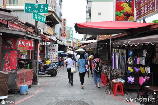 郑成功父子开发和建设台湾，首要的业绩是大搞垦殖，发展农业生产