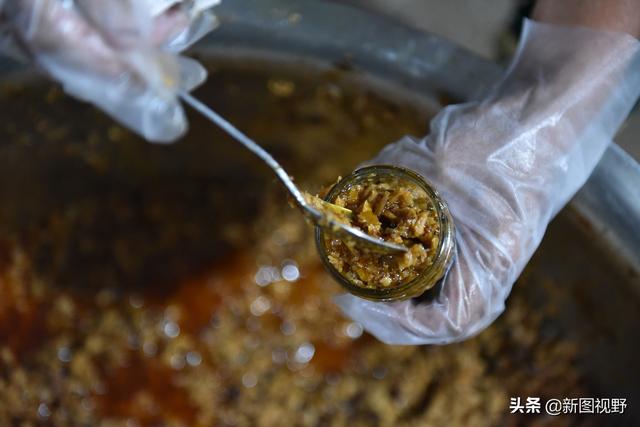 男子用铁锅做蚂蚱酱爆单，一年卖出10万瓶，订单排了一个月