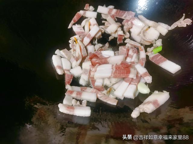 豆芽焖面，豆芽有嚼劲，肉片焦香，蔬菜软糯，面条裹满汤汁，好吃